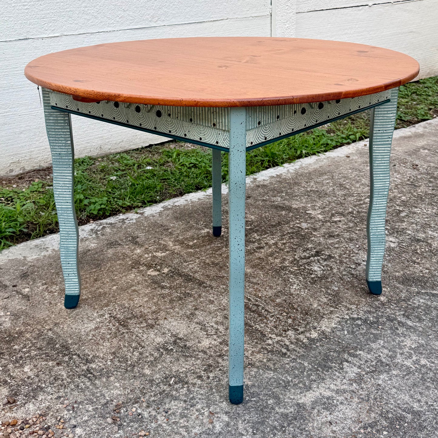 David Marsh 42" Round Dining Table